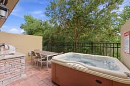 4 Suites, Private Jacuzzi & Prime Location - Image 2