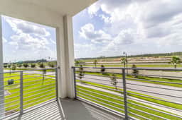 Beautiful Decor 2BR Apartment Near Disney - Image 4