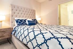 Beautiful Decor 2BR Apartment Near Disney - Image 5
