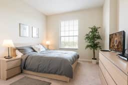 Beautiful Modern Condo in Prime Location - Image 4