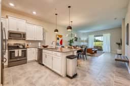 Chic Modern Condo-Spacious, Mickey Bed, Game Room - Image 4