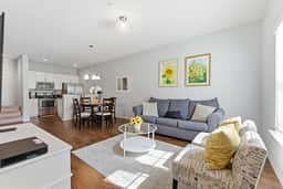 Comfortable 3BR townhome Near Parks, Great Value - Image 5