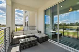 Cozy & Stylish 2BR Condo, Prime Storey Lake Spot - Image 3