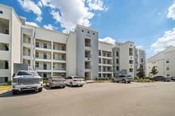 Cozy & Stylish 2BR Condo, Prime Storey Lake Spot - Image 2