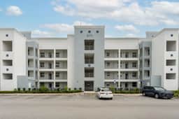 Elegant 2BR in Storey Lake, Top Location - Image 3