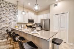 Modern Condo, Spacious Layout and Mickey Bedroom - Image 4