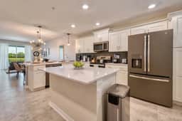 Modern Luxe Condo - Stunning Design - Image 3