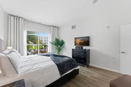 Orlando Getaway with Pool View Balcony - Image 4
