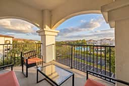 Spacious 3BR, Top Location Near Parks & Convention - Image 3