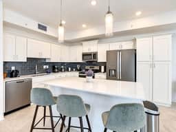 Themed Rooms & Lake Views: Your Kissimmee Escape! - Image 4