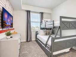 Themed Rooms & Lake Views: Your Kissimmee Escape! - Image 5