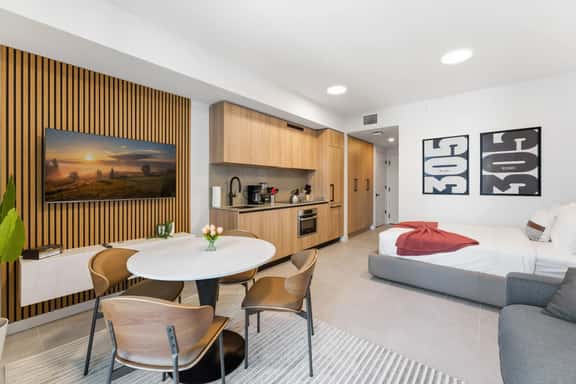 Chic Studio in Downtown Miami with Top Amenities - Image 1