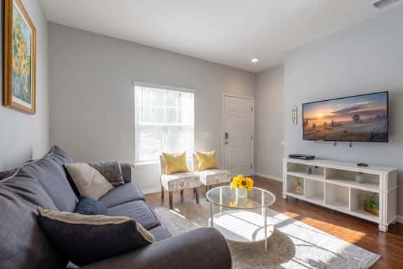 Comfortable 3BR townhome Near Parks, Great Value - Image 1