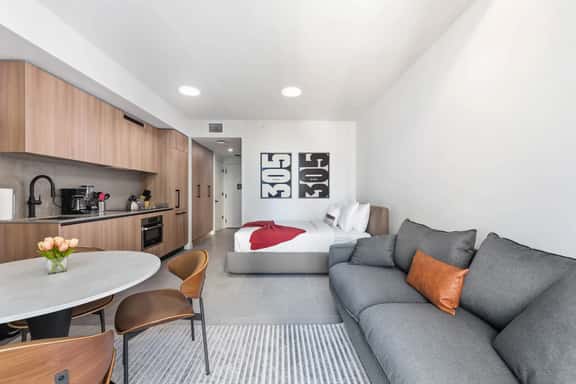 Downtown Miami Studio with Premium Amenities - Image 1