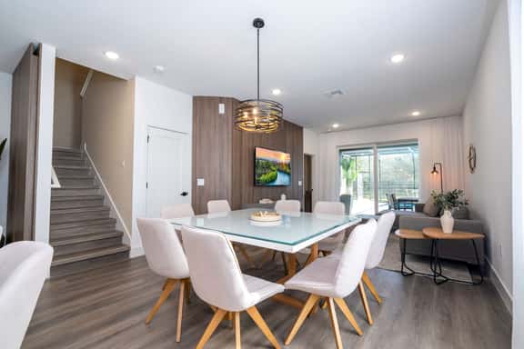 Spacious & Modern 4BR Near Theme Parks - Image 1