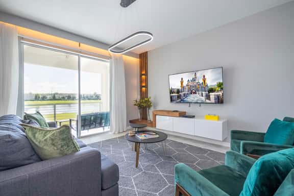 Stylish 2-BR Apt, Sleeps 7, Near Disney Magic - Image 1