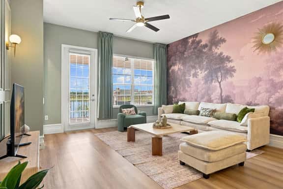Designer Luxury 3BR, Stunning Lake View, Vista Cay - Image 1