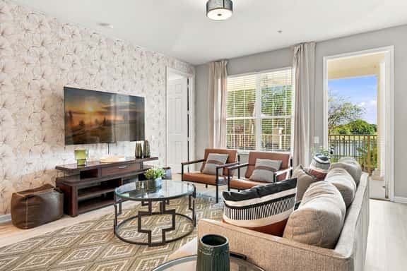 Relax by the Lake, Spacious 3BR Orlando Stay - Image 1