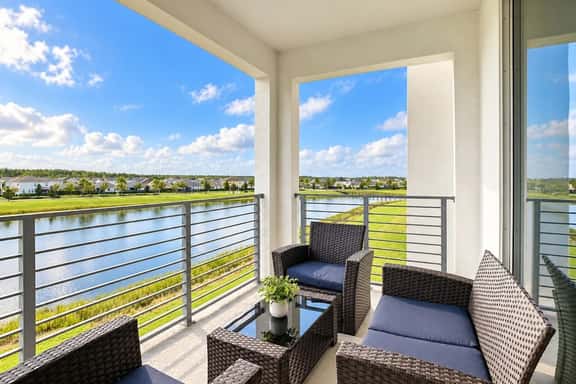 Themed Rooms & Lake Views: Your Kissimmee Escape! - Image 1