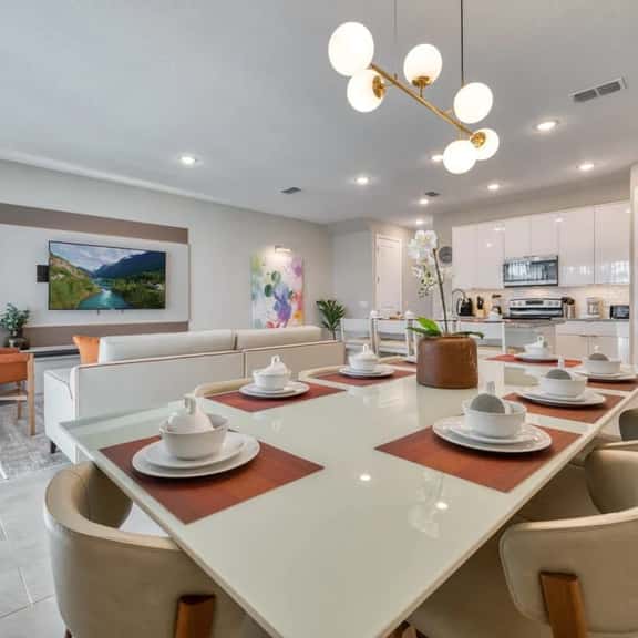 Affordable luxury home for 8 guests close to parks - Image 1