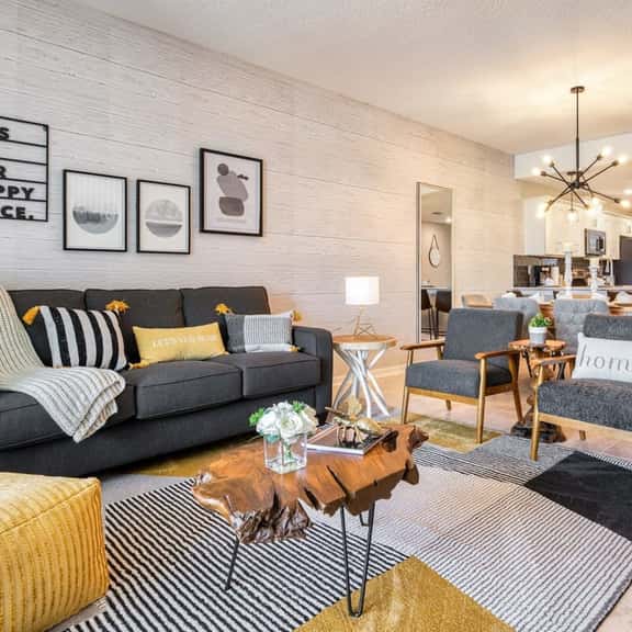 Beautiful Decor 2BR Apartment Near Disney - Image 1