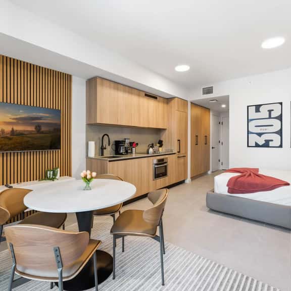Chic Studio in Downtown Miami with Top Amenities - Image 1