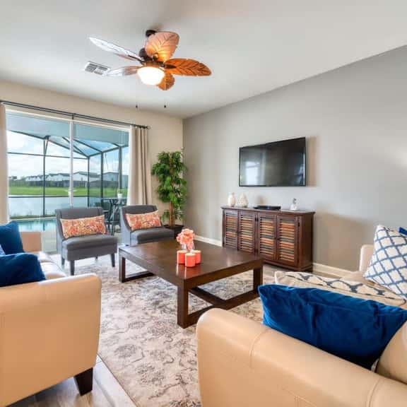 Stunning Home, Private Pool, Great Location - Image 1