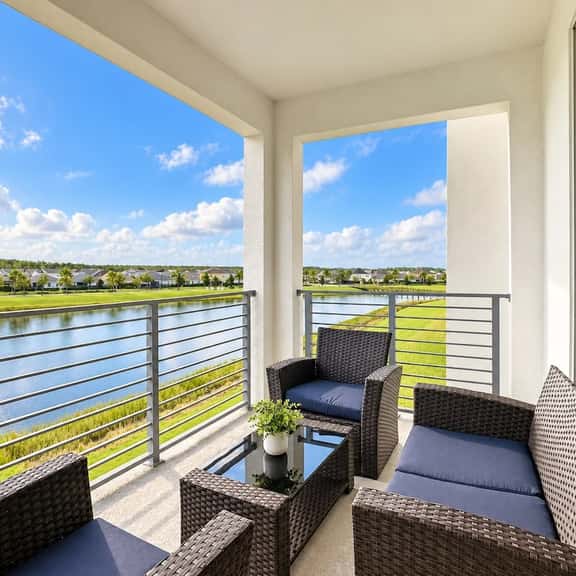 Themed Rooms & Lake Views: Your Kissimmee Escape! - Image 1