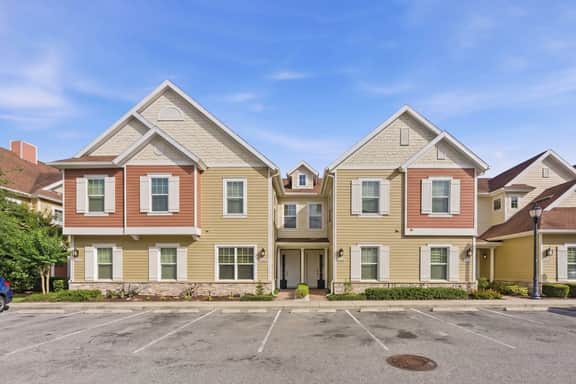4 Suites, Private Jacuzzi & Prime Location - Image 4
