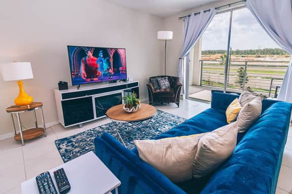 Beautiful Decor 2BR Apartment Near Disney - Image 2
