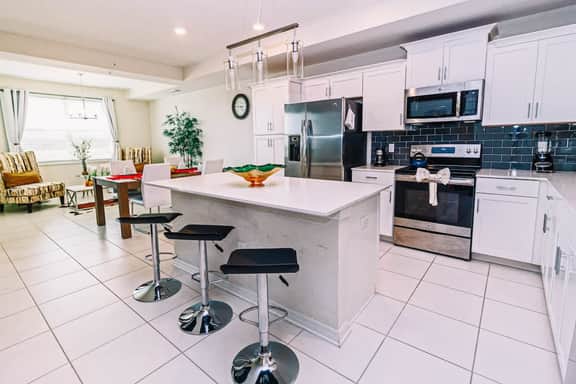 Beautiful Decor 2BR Apartment Near Disney - Image 3