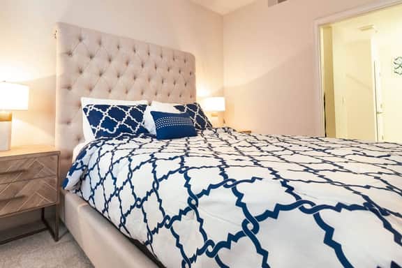 Beautiful Decor 2BR Apartment Near Disney - Image 5