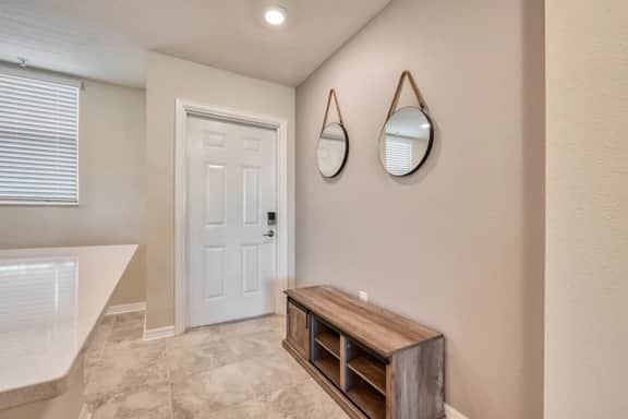 Beautiful Decor 2BR Apartment Near Disney - Image 2
