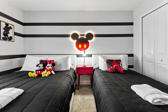 Beautiful Storey Lake Retreat, Minutes from Disney - Image 2