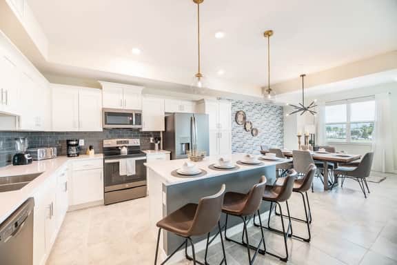 Chic 2Bed Condo at Storey Lake, Mickey Room - Image 5
