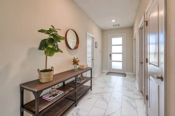Chic Luxury Decor, Prime Location, Game Room Bliss - Image 2