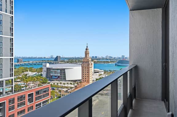 Chic Studio in Downtown Miami with Top Amenities - Image 4
