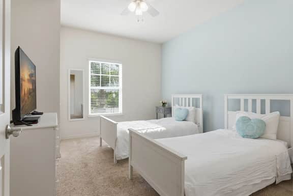 Comfortable 3BR townhome Near Parks, Great Value - Image 4