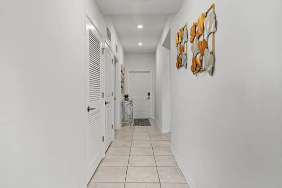 Cozy & Stylish 2BR Condo, Prime Storey Lake Spot - Image 4