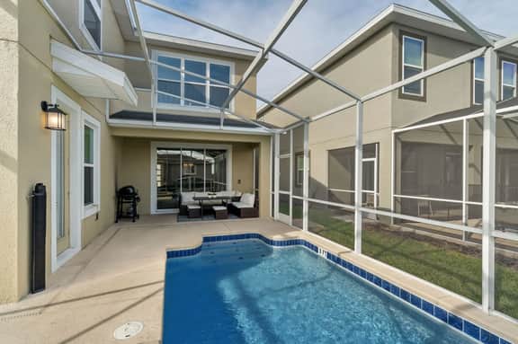 Luxury 5Bed Home with Pool and Game Room - Image 4