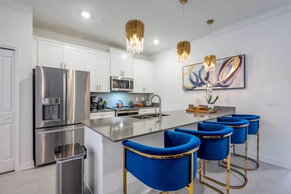Luxury Chic, Modern Home, Prime Location - Image 4