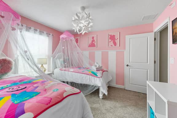 Modern 5BR Retreat, Pool, Water Park & More - Image 4