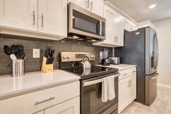 Modern Luxe Condo - Stunning Design - Image 5