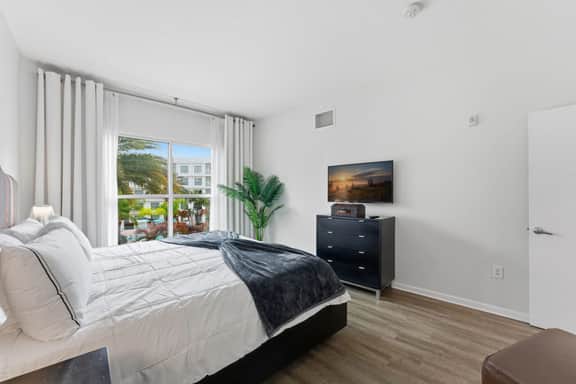 Orlando Getaway with Pool View Balcony - Image 4