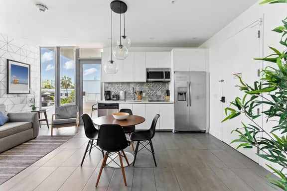 SoBe 2 Bedroom Near Ocean Drive - Image 3