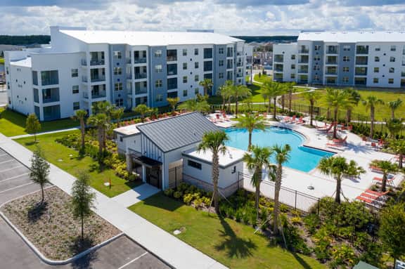 Spacious 2BR, Mickey Bedroom, Lake View - Image 4