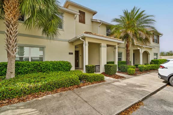 Spacious 4BR Townhome with Pool at Storey Lake - Image 4
