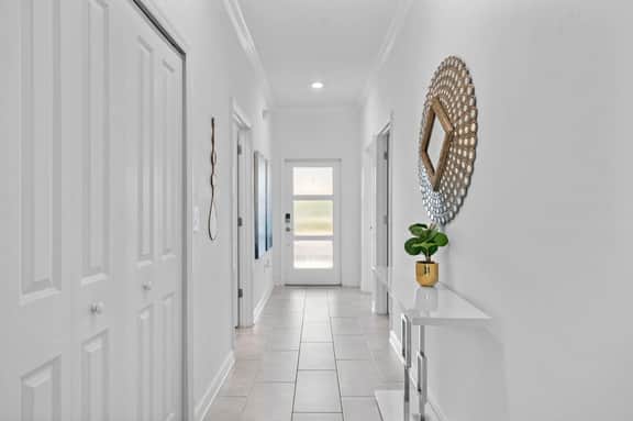 Spacious 5BR Home with Pool Near Top Attractions - Image 5