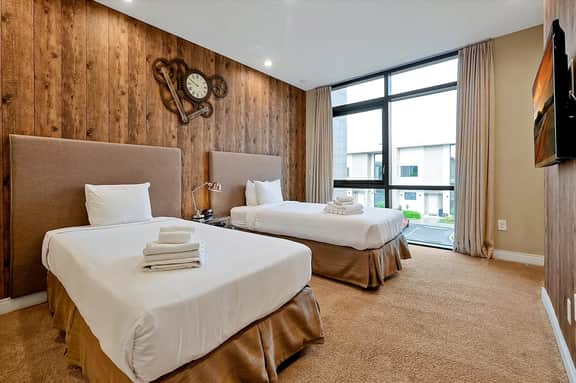 Spacious Luxury 4BR suite near Disney - Image 3