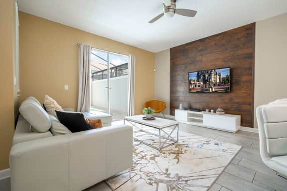 Storey Lake Home, Mickey & Minions Beds, Sleeps 12 - Image 2